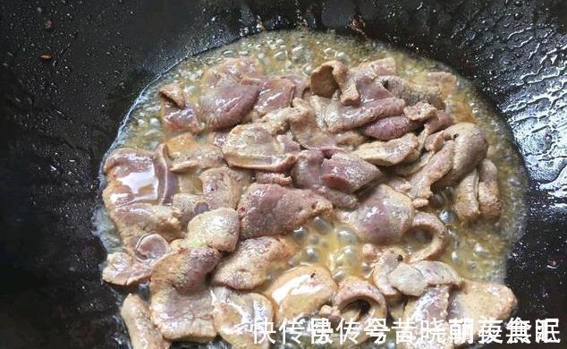 炒猪肝有技巧,不要焯水!炒前多做两步,猪肝嫩滑不腥,好吃