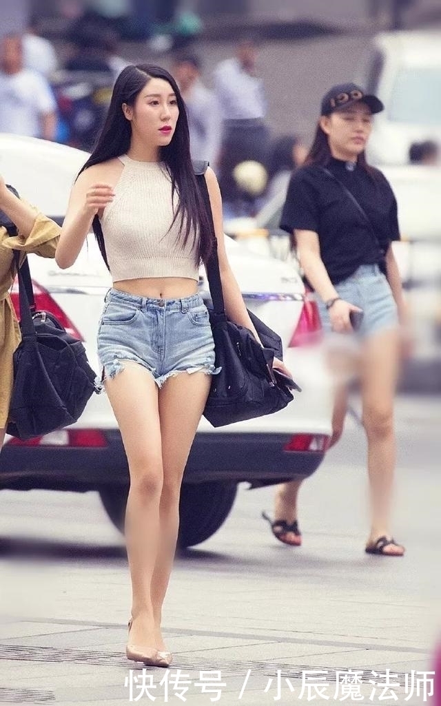牛仔|路人街拍,短款的牛仔短裤搭配短款的上衣,显瘦又显高