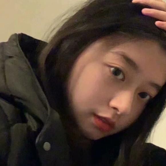 女生眼睛中有这3点标志,天生自带“烟熏妆”,00后你不早说