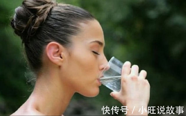 熬夜|比熬夜还要“催人老”的喝水习惯,劝你尽早改正