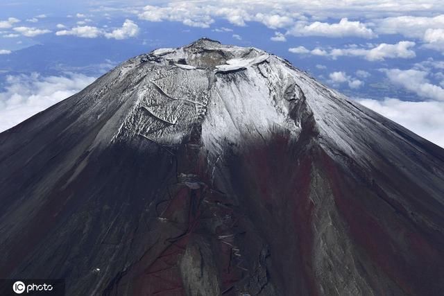 山顶|日本富士山迎来“初冠雪”山顶被积雪覆盖