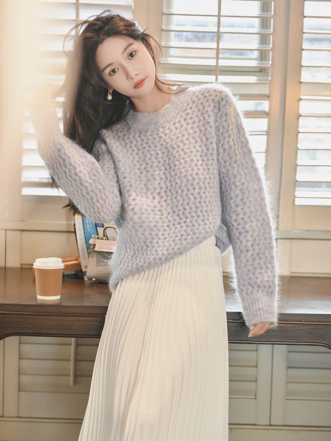 毛呢大衣|轻熟女性会穿“针织衫”更优雅,学会这几个搭配技巧,简约又洋气