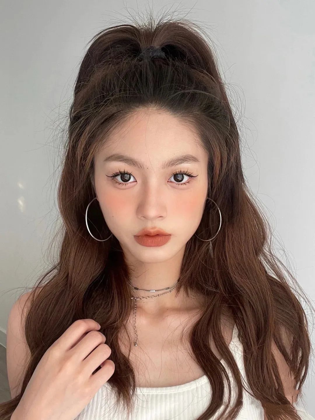 披头散发 别再披头散发了!这3个发型小技巧显嫩又高级