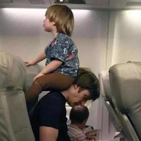 乐乐爸|宝爸带娃去拿快递，回来却是孩子扛着快递，妈妈看到后哭笑不得