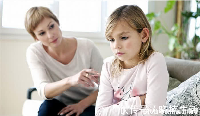 如果孩子有这几个迹象,说明他内心很自卑,父母要及时引导