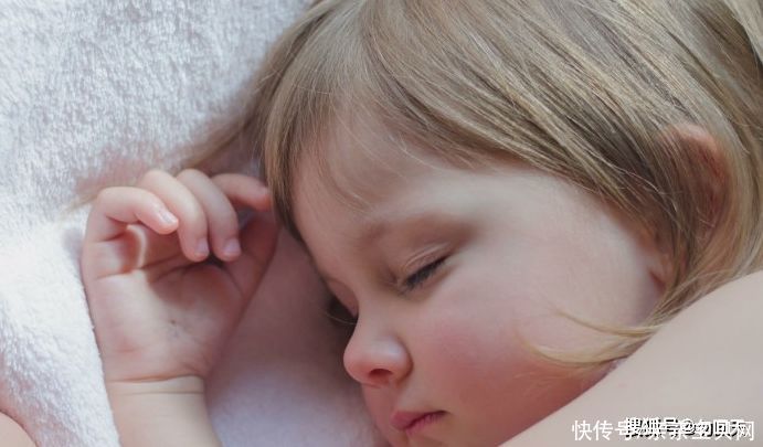家长|孩子睡觉时，总是爱打滚，可能因为2个原因，家长需重视