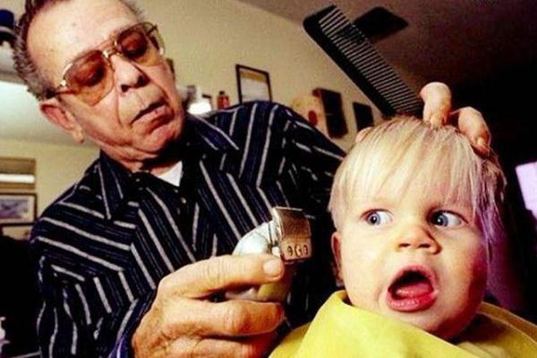 光头|妈妈趁宝宝睡着给宝宝剃了个光头,宝宝醒来后的行为,妈妈乐了