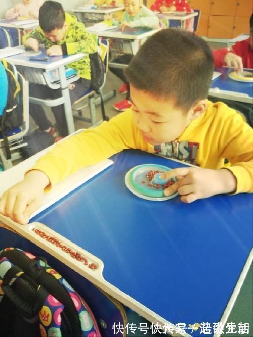 父母|“老师让带1万颗豆”,宝妈陪娃数到凌晨,质问老师遭打脸