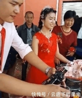 婚礼当天,新娘嫌累不想去敬酒,过后却笑的露出八颗牙齿