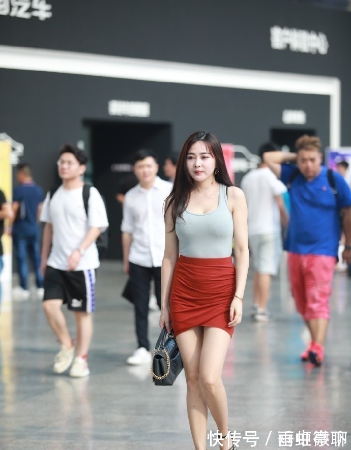 铁丝网 踩着“铁丝网”逛街,还走的这么快,不怕把脚“弄伤”吗