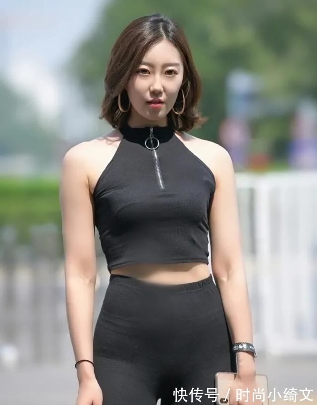 小蛮腰 炫黑挂脖极简T恤衫,搭配高腰真丝短裤,彰显典雅风韵