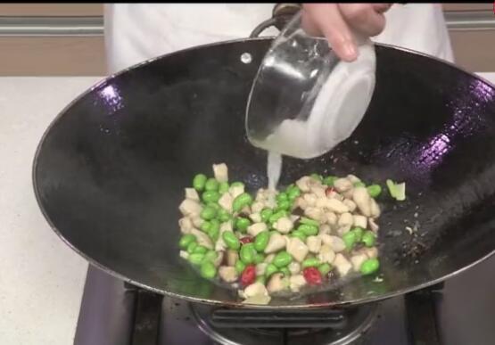 一道简单的家常小炒素鸡,清甜咸香,低脂低量,营养非常丰富