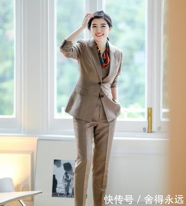 真正会穿的女人,春天穿西装不会配小脚裤,看三木就知道了!