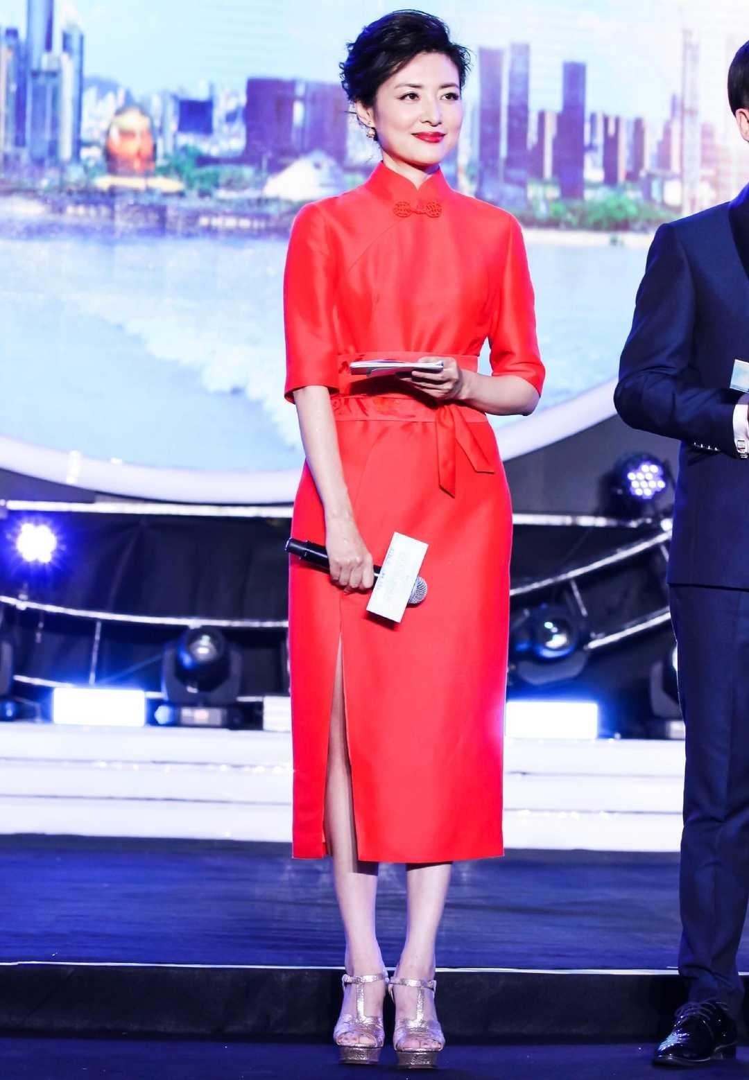 气场|周涛罕见“耍帅”,一身黑色西服套装干练利落,知性又有气场