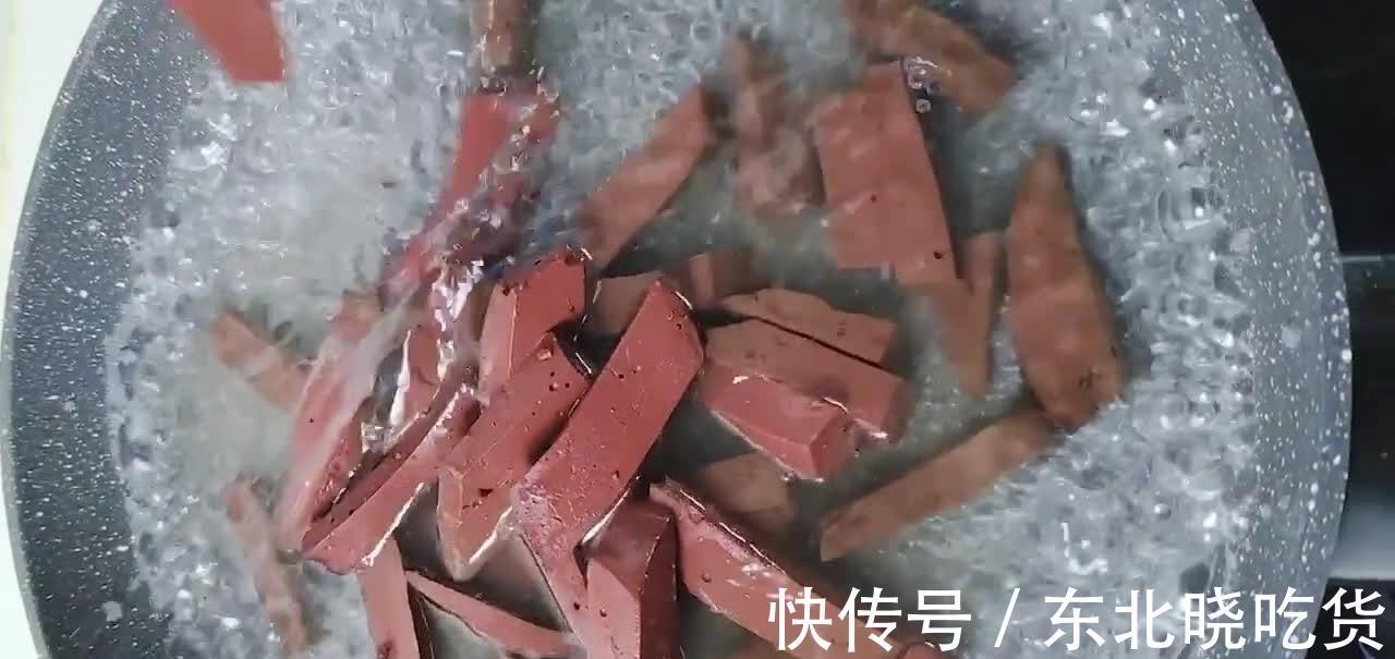 猪血炒韭菜,鲜嫩爽口咸香微辣,清除体力垃圾,常吃有益身体健康