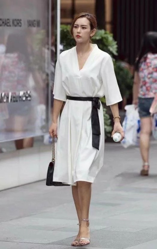 街拍：美女身材好就是这么自信，闺蜜的大长腿也十分吸睛