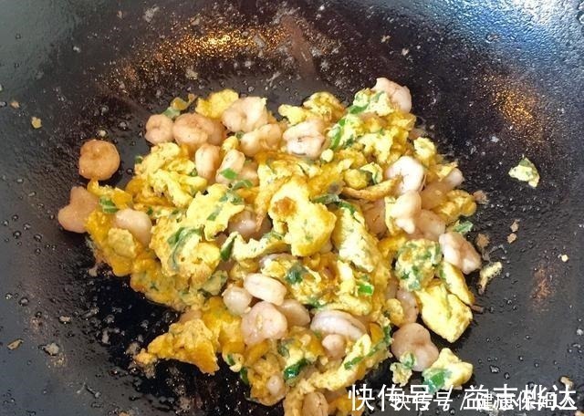 鸡蛋|做鸡蛋时,直接下锅难怪难吃,多加这一步,鸡蛋软滑鲜嫩不粘锅