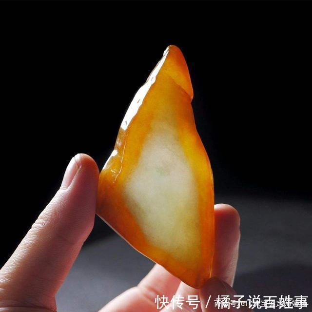 这个季节的色彩用首饰来表达，将珠宝佩戴在身，彰显浓浓的中国风