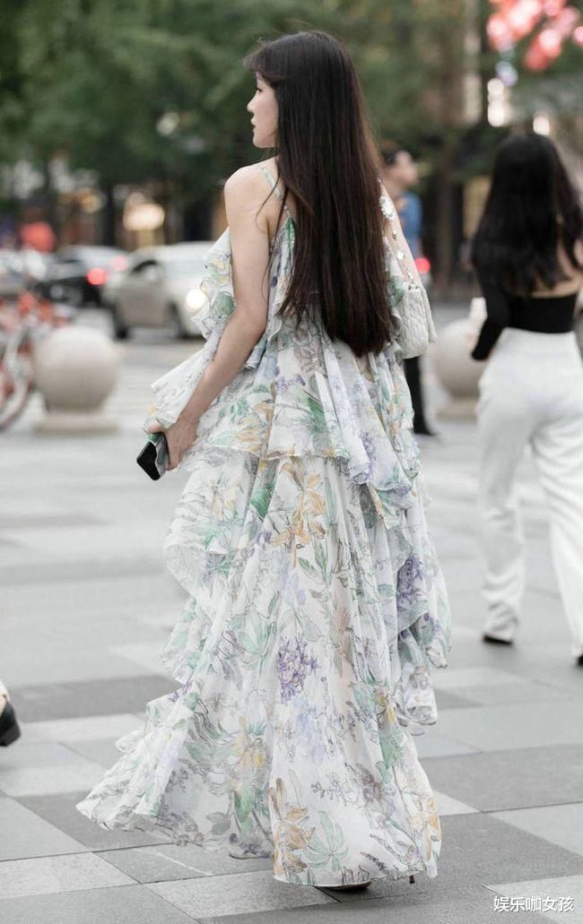 街拍美女：穿碎花连衣裙搭高跟鞋，配合优雅的气质和好身材真耐看