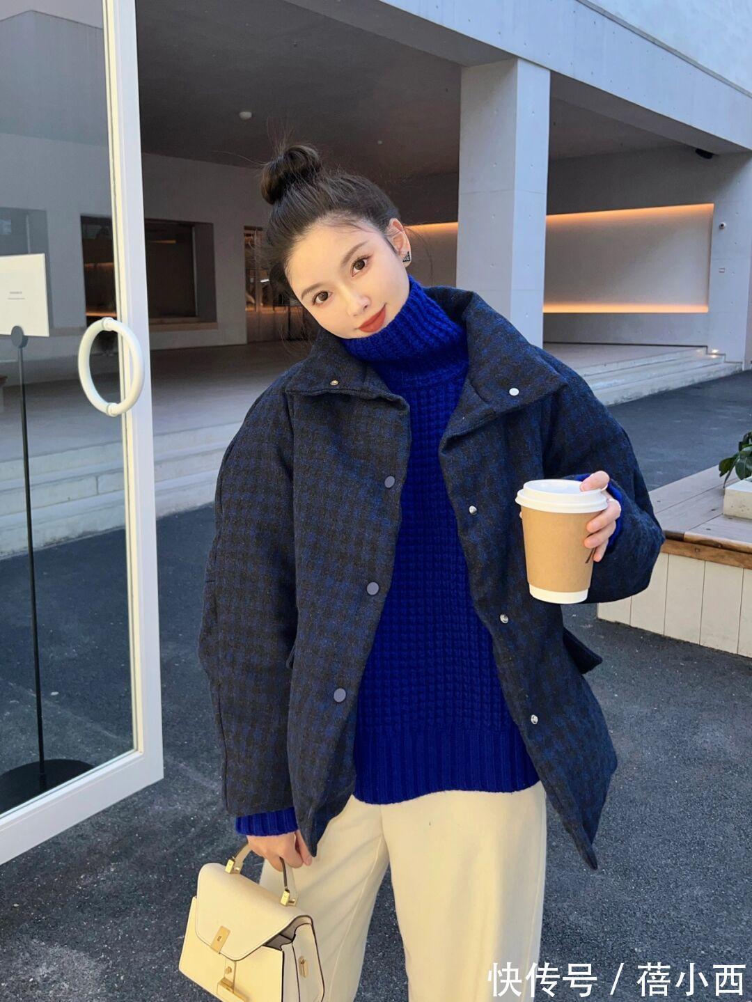 大龄女性|大龄女性懂搭配更时髦,冬季学会穿“羽绒服”,风度和温度都有了