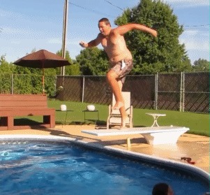 |搞笑GIF:人生难免磕磕碰碰,尤其是过河的时候