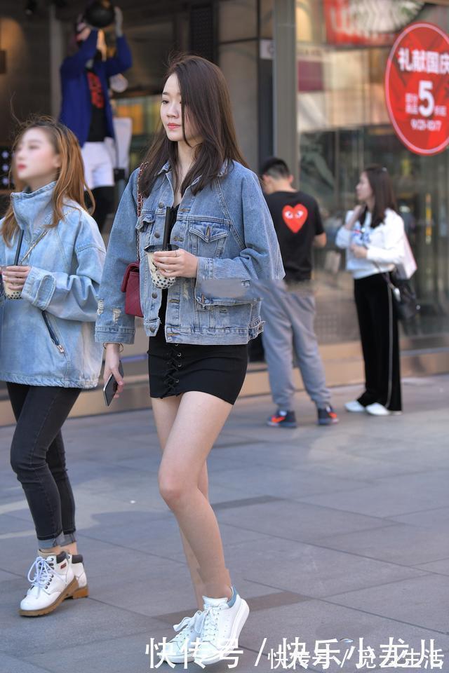 穿搭 紧身短裙与牛仔衣,搭出的是青春与魅力,减龄和时尚并行