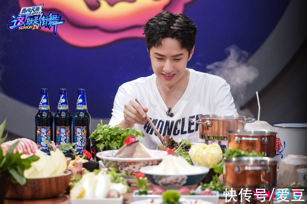 椰子|210831《一起火锅吧2》第二期正片上线 不走寻常路的王一博用脚开椰子