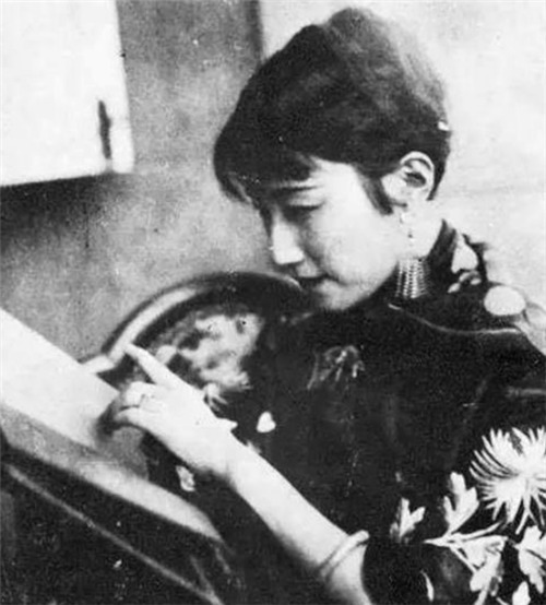 挽联$徐志摩坠机死状:面目全非,四肢被烧焦,前妻张幼仪挽联意味深长