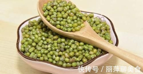 不管是煮红豆粥还是绿豆粥,下锅前多做一步,豆子10分钟煮开花