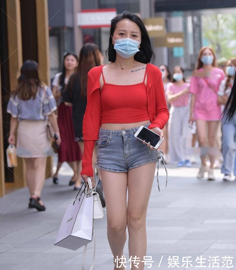 牛仔|红色套装搭配牛仔短裤,简单大方,精致时尚