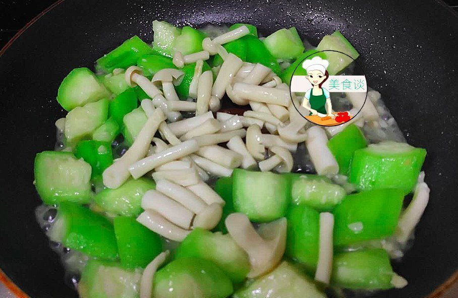 入秋后,这两样素菜一起炒,不放肉也很鲜甜,营养实惠,儿子爱吃