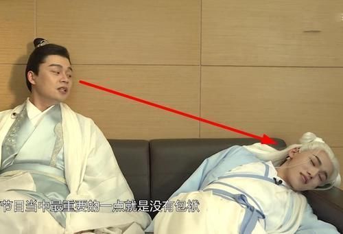 睡姿|宋亚轩和老师讲话累到睡着,睡姿慵懒还流哈喇子,是对老师最大的尊重