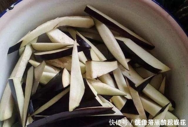 炒茄子先放油,那你就错了,星级厨师教你一招,茄子不吸油不发黑