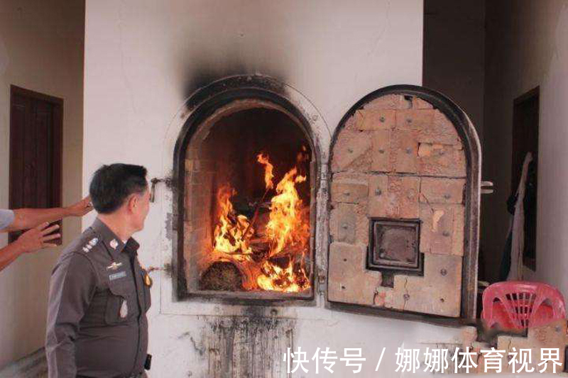 火葬场#火葬场出一上联:“早来晚来早晚得来”,下联一出,让人很不舒服