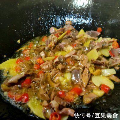 鲜美|#不容错过的鲜美滋味#够酸爽过瘾的湖南菜酸豆角炒鸡杂