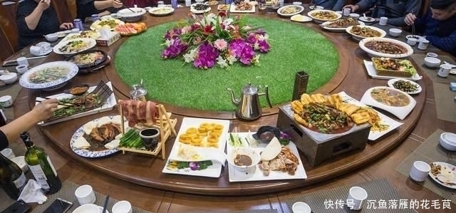 和媳妇回农村老家，叔叔请客吃大餐，30道菜霸气桌子摆不下