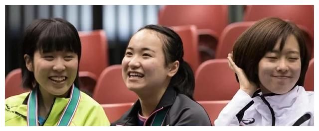 石川佳纯晒童年照，母女同框，情深似海