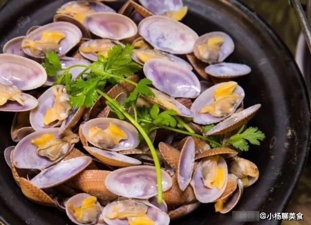 鲜美|花甲别再炒了，这样做鲜美料足，五分钟出锅