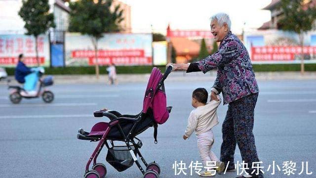 姥姥|姥姥带娃现象成常态,背后藏着“心理偏心”,不怪奶奶不愿带