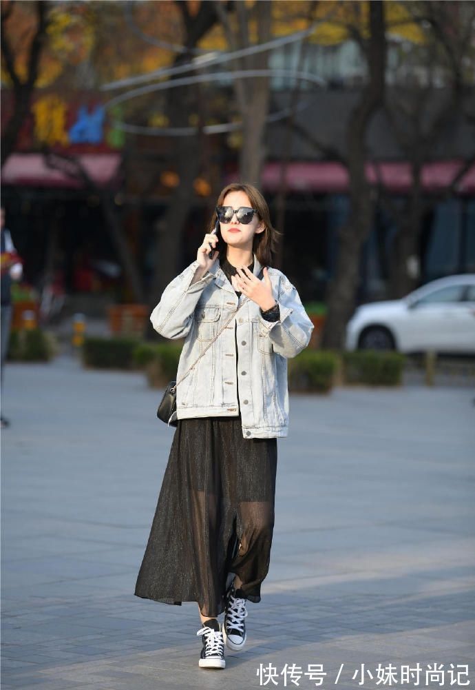 风衣|街拍：美女黑色风衣披在肩上，非常个性，而且笑起来很迷人！