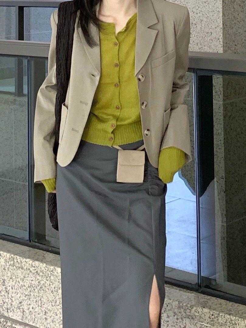 搭配|别再用西装配九分裤了!今年流行搭配小裙子,干练利落又不失温柔