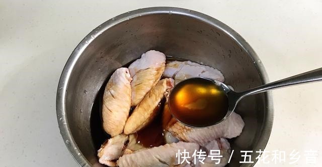 炸鸡|香到舔手指的蒜香炸鸡翅，制作简单，口感丰富！