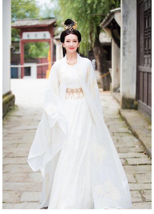 杨紫|赵雅芝、黄圣依、杨紫、Angelababy同演白素贞，哪一位最美呢？