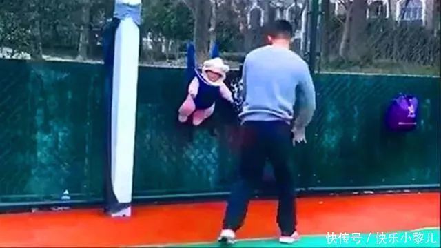 疏忽大意|爸爸“两不误”带娃方式火了，边打篮球边带娃，一举两得