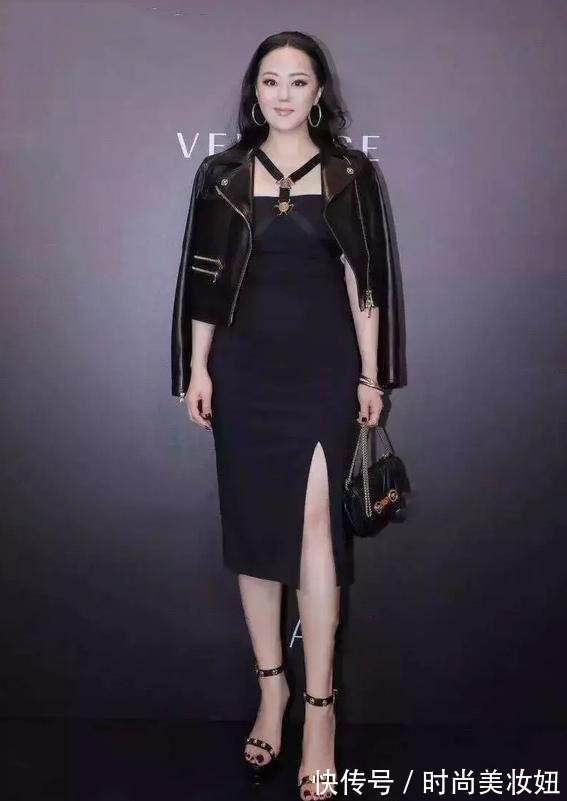 穿搭|章小蕙真是“人间尤物”,穿裸色亮片连衣裙,3D身材太完美