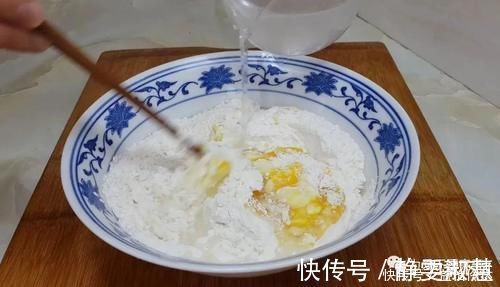 早餐别再烙饼了，加2个鸡蛋，外皮焦脆又松软，比鸡蛋饼油条好吃