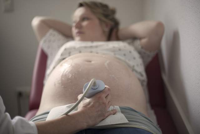 胎儿|孕期羊水过多或过少，该怎么办？