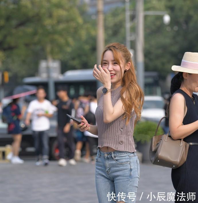 美女穿搭穿紧身牛仔裤，大长腿无人能及，轻松营造女神气息