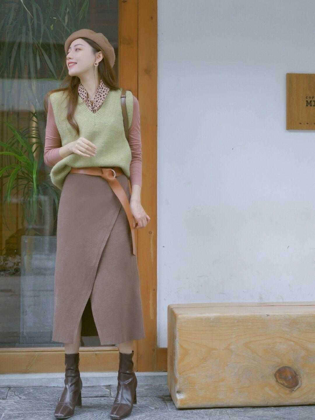 马甲|简约又保暖的秋季穿搭，毛衣搭配半身裙清新温柔，减龄又时髦
