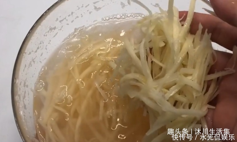 土豆丝|洗完土豆丝的水，一滴也别倒了，用途花钱都难买，看完感觉赚大了